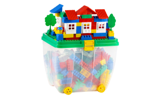 Kuferek duży z pokrywką z klockami Play Blox i przykładową budowlą.
