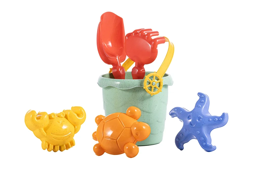 Zestaw do zabawy w piasku i wodzie z wiaderkiem, łopatką, grabkami oraz foremkami w kształcie kraba, rozgwiazdy i żółwia z linii Inspired by Nature.