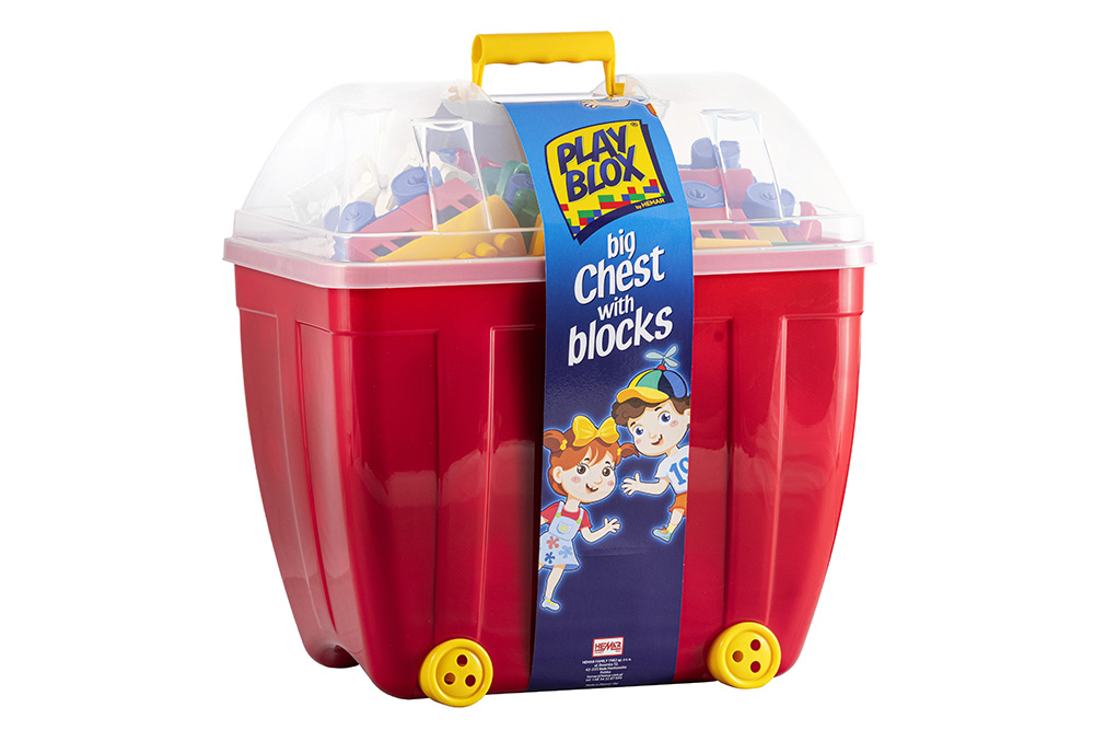 Duży kuferek na kółkach z przezroczystą pokrywą. W środku klocki Play Blox.