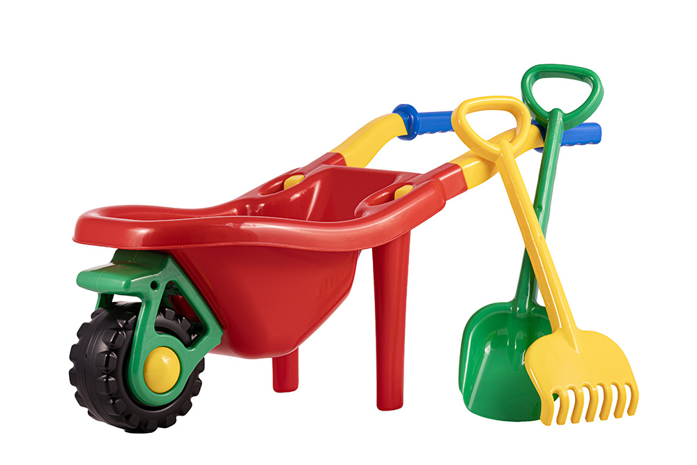 Kolorowa taczka z łopatą i grabiami.