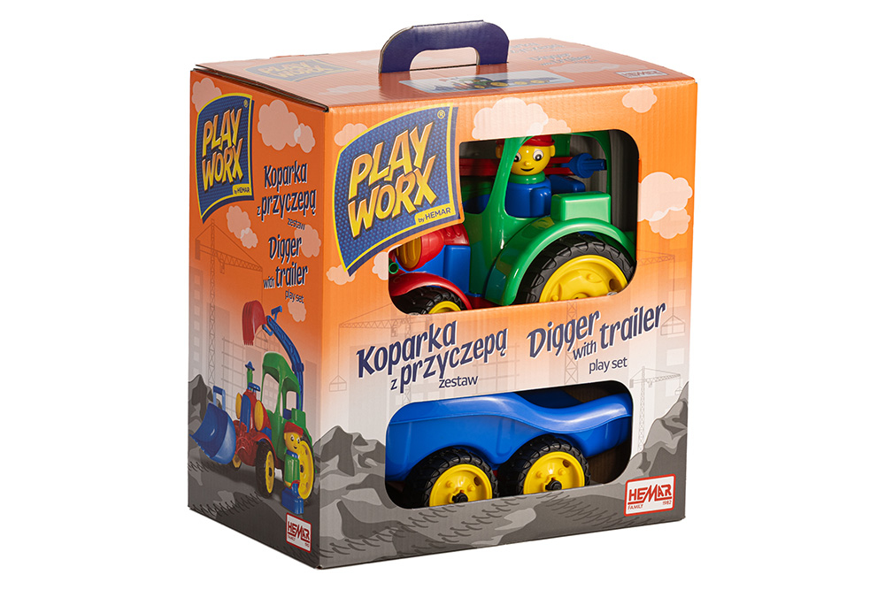 Kolorowe pudełko z zabawkową koparką i przyczepą widocznymi przez okienko.