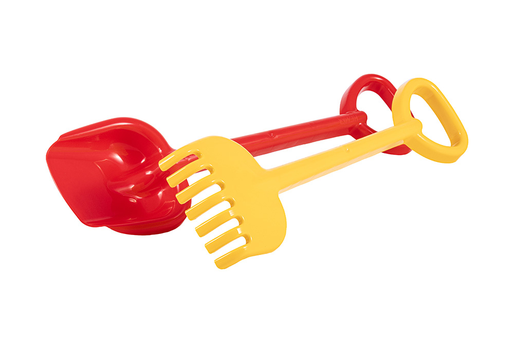 Kolorowy zestaw do piasku z dużą łopatą i dużymi grabiami z długimi trzonkami oraz rączkami typu D.